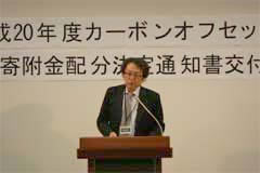 プレゼンテーションを行う有限責任中間法人ロハスクラブの上田啓介氏