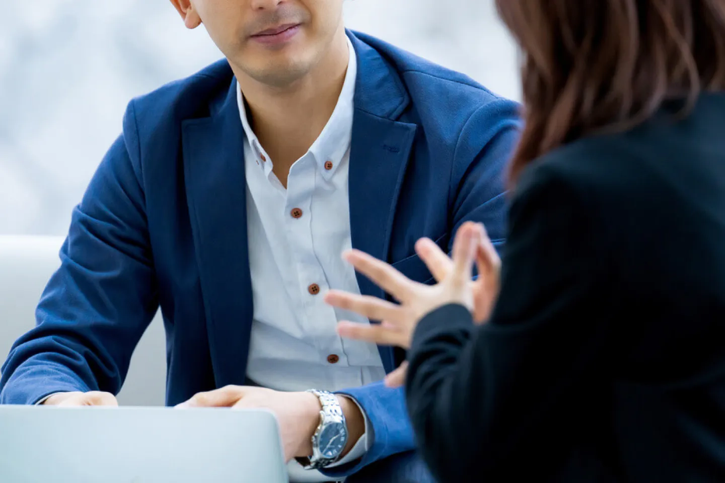 打ち合わせをしている人の写真