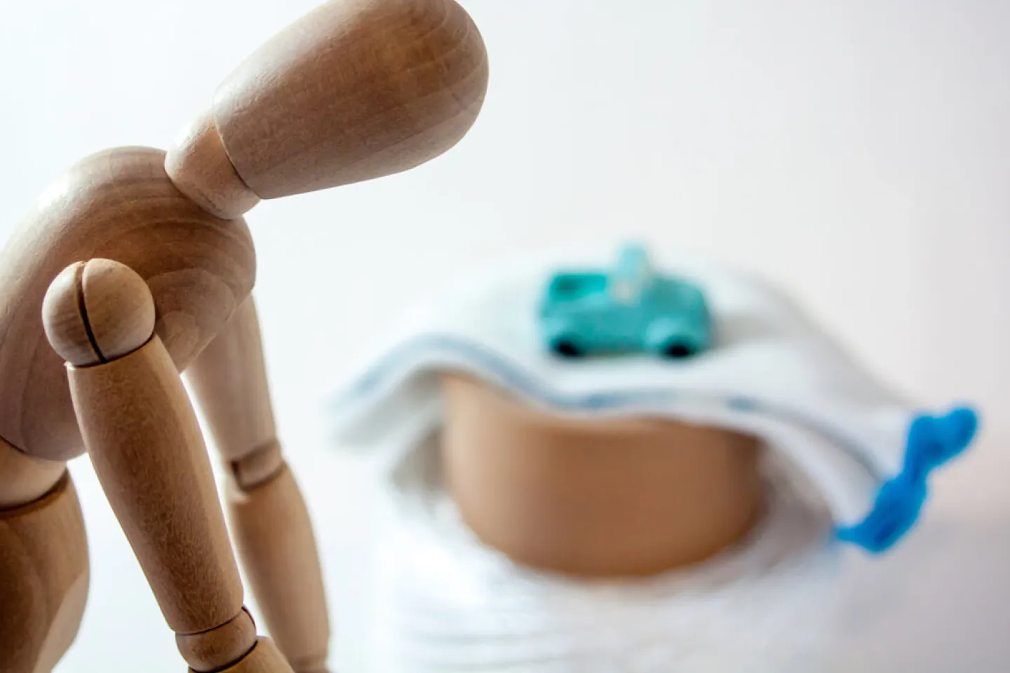 俯いている人形の写真