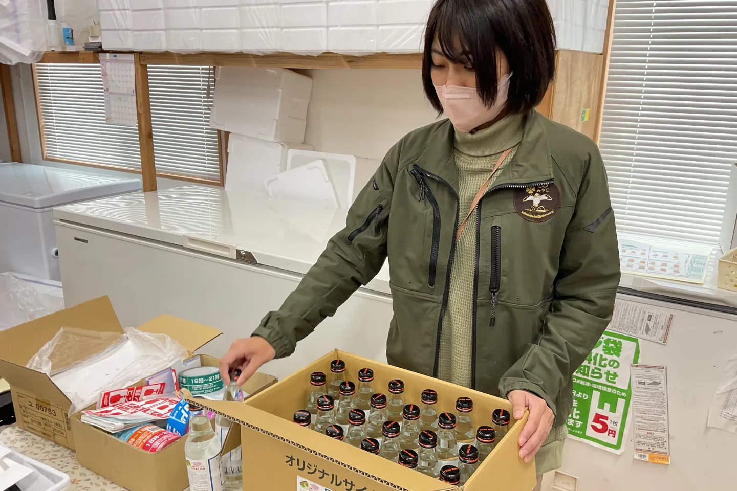 発送作業中の社員の写真