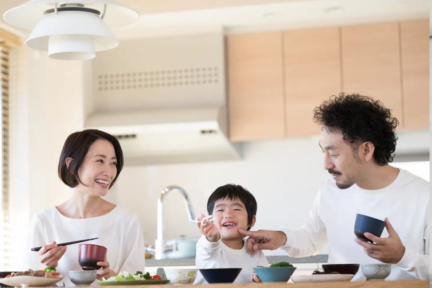 食事をしている家族の写真