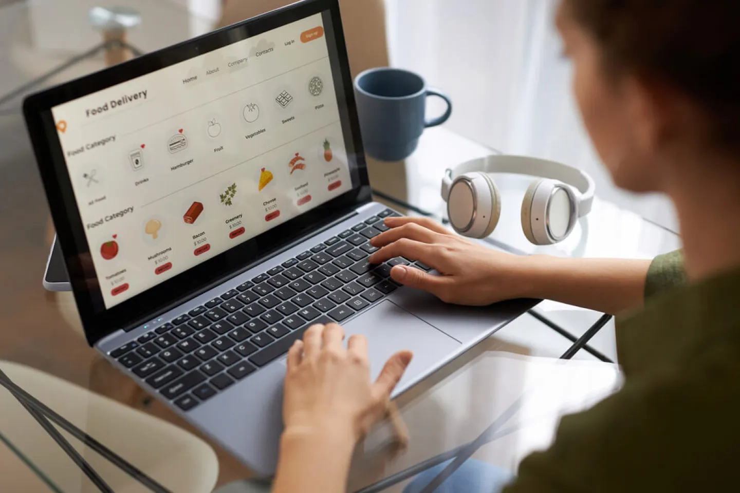 パソコンでECサイトを閲覧する人の写真