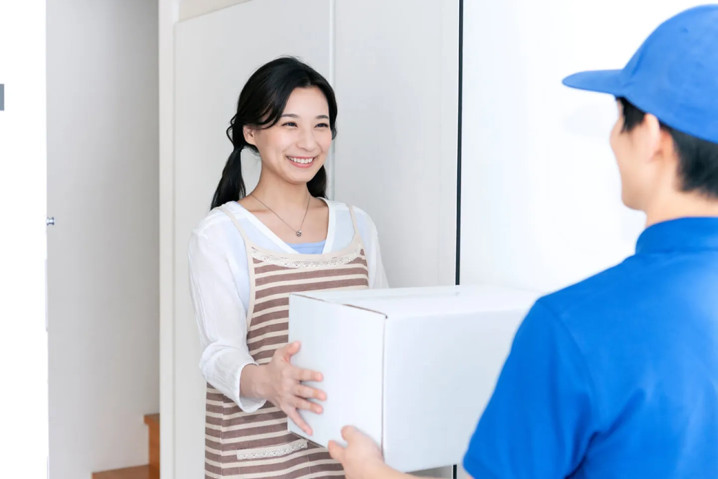 配達物を受け取る人の写真