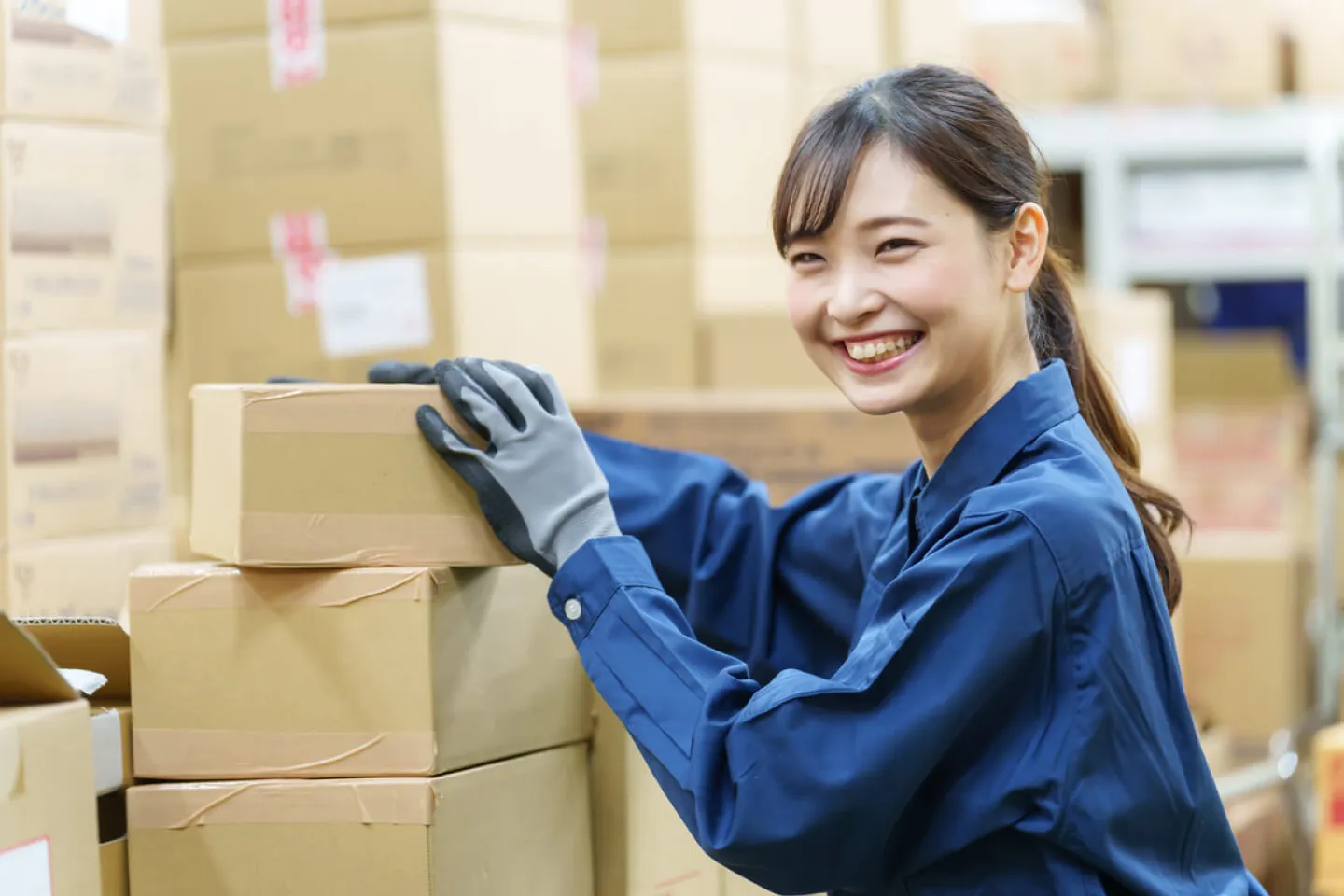 物流作業する女性