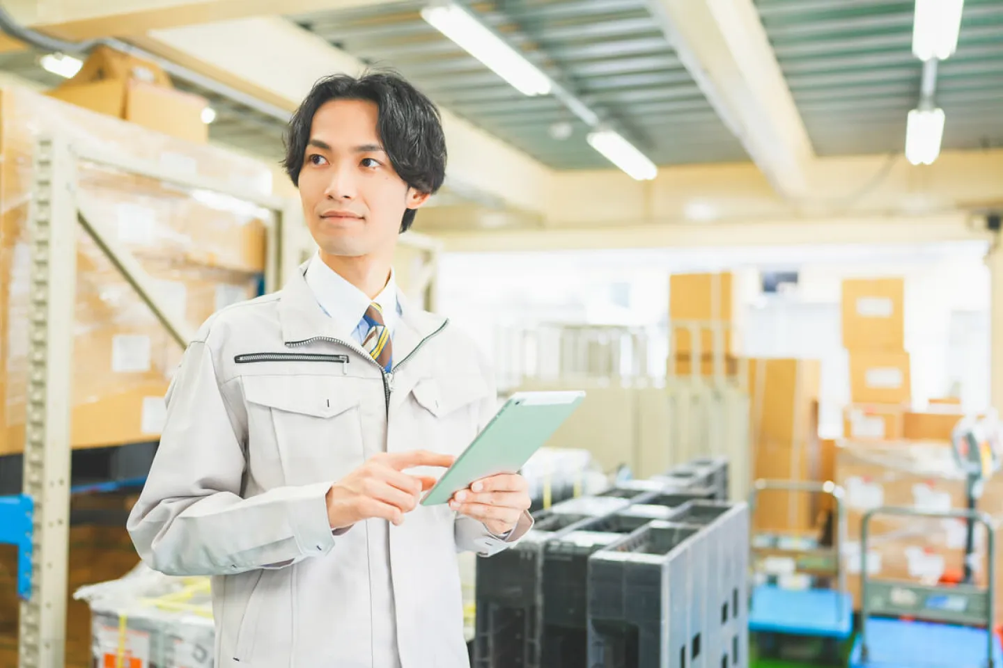 物流管理する男性
