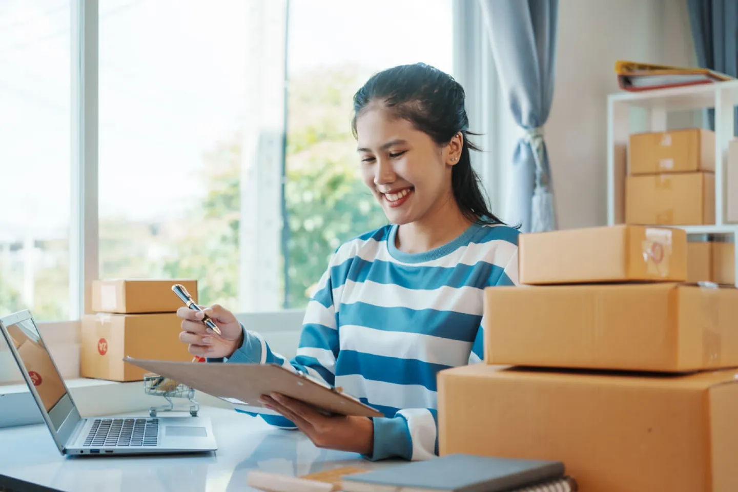 配送作業する女性