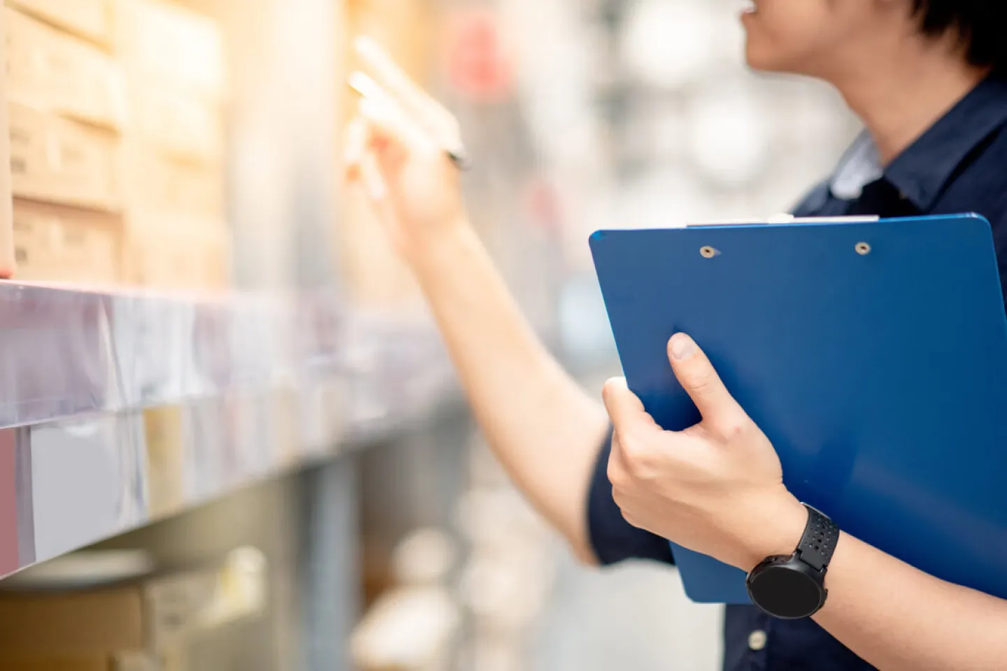 検品するスタッフ