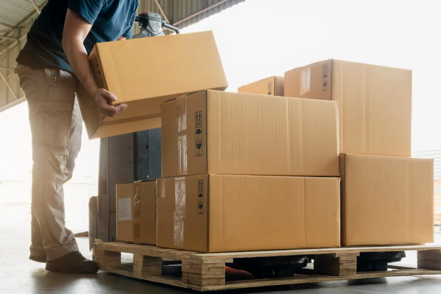 タブレットでデータを確認する人の写真