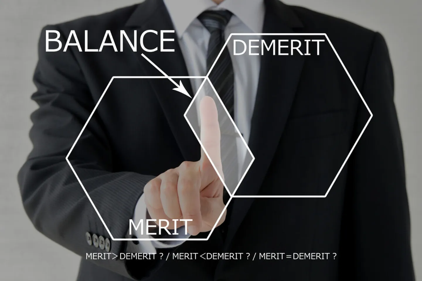 タブレットでデータを確認する人の写真