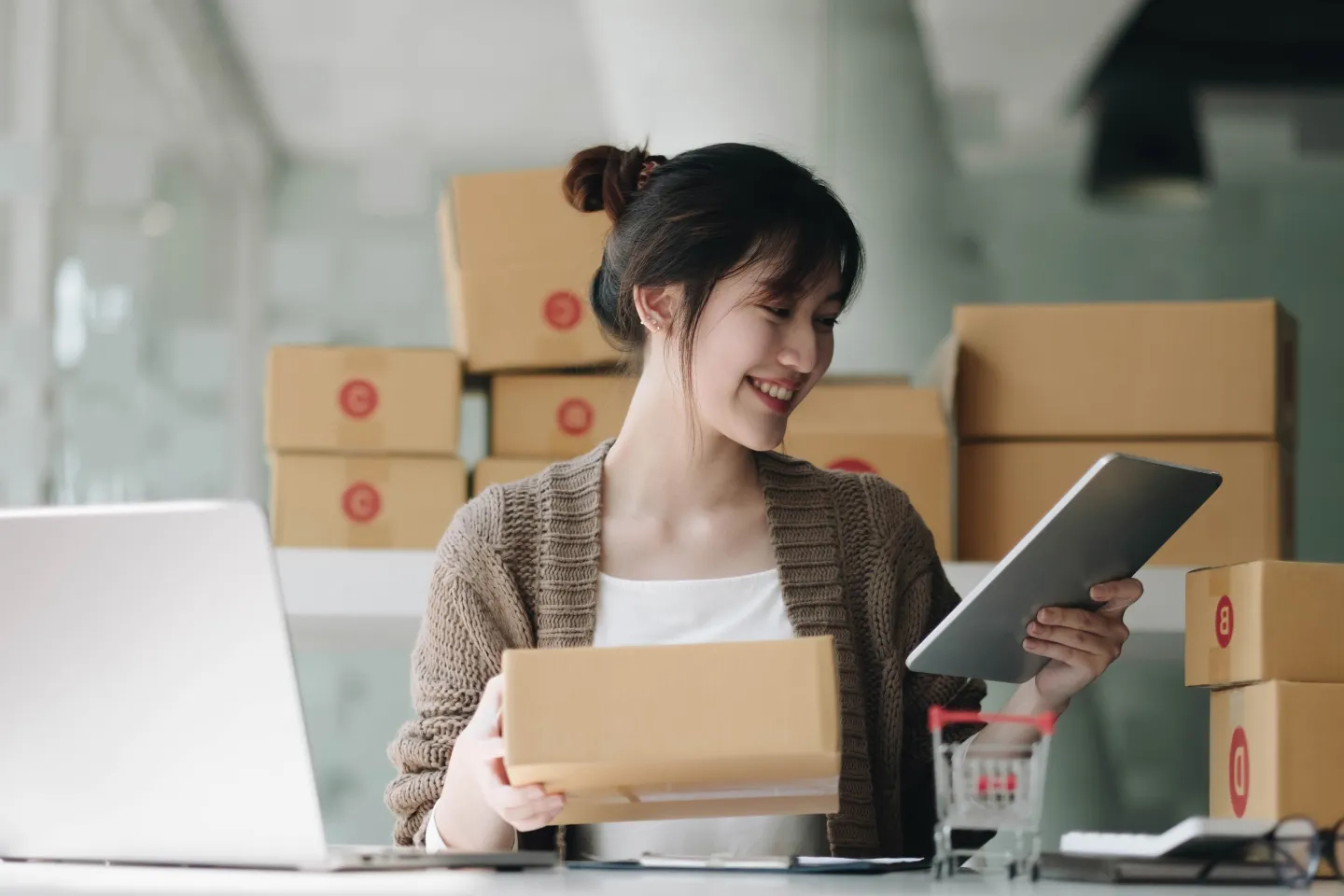 ネットショップを運営している人の写真