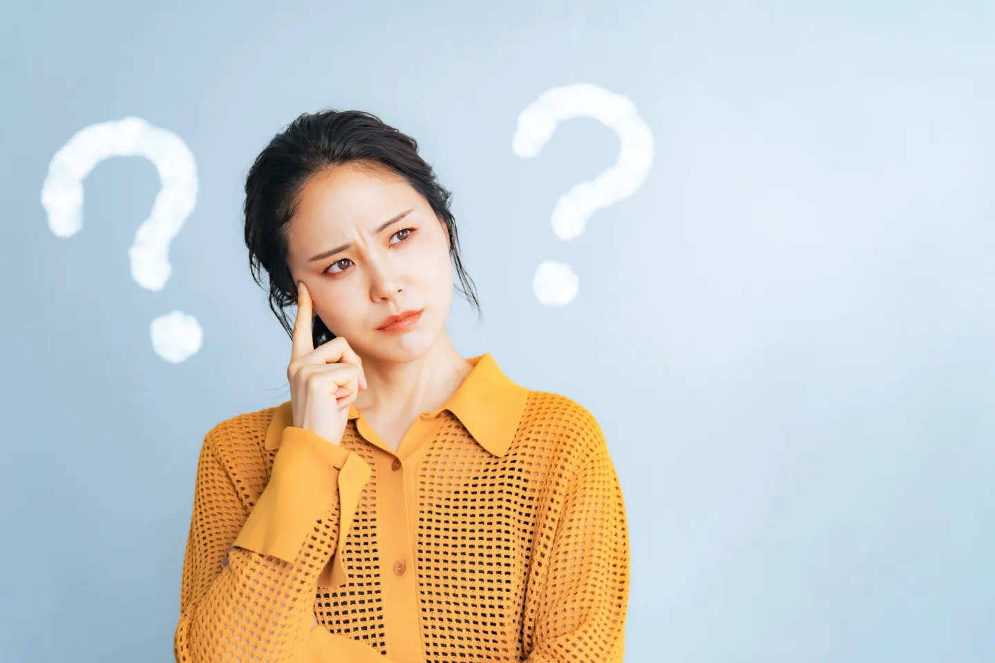 疑問を抱いた顔をしている人の写真