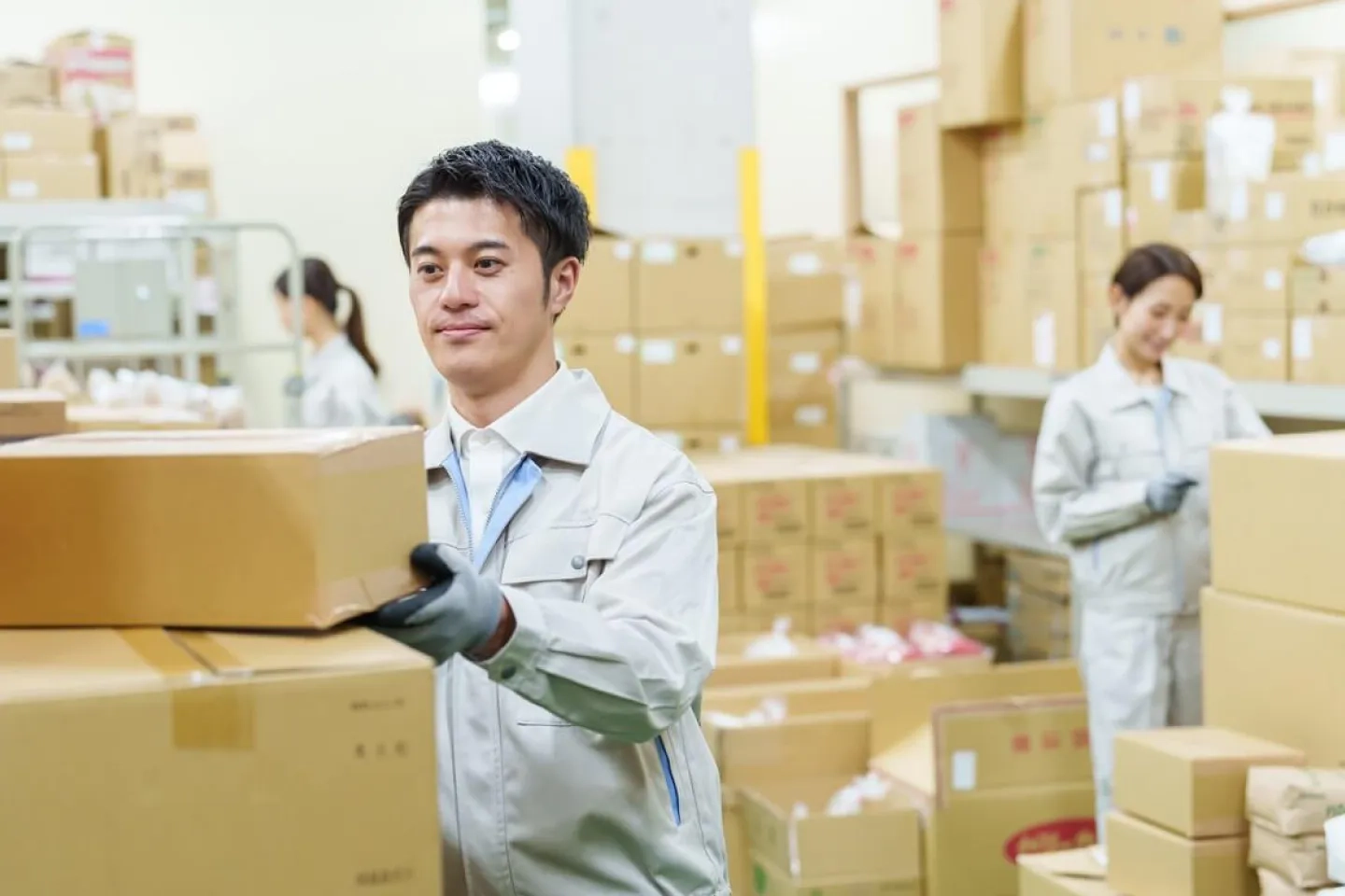 倉庫で作業している人の写真