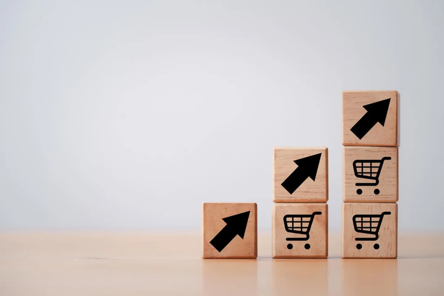 タブレットでデータを確認する人の写真