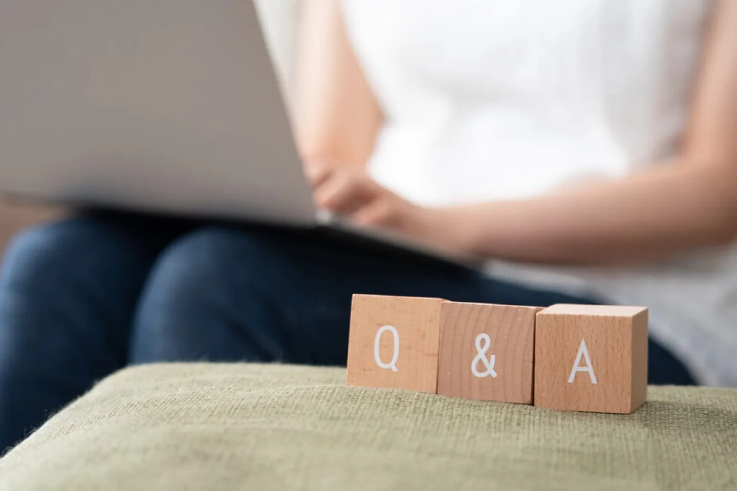 タブレットでデータを確認する人の写真