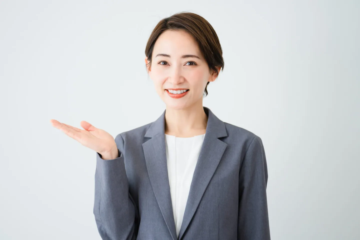 タブレットでデータを確認する人の写真