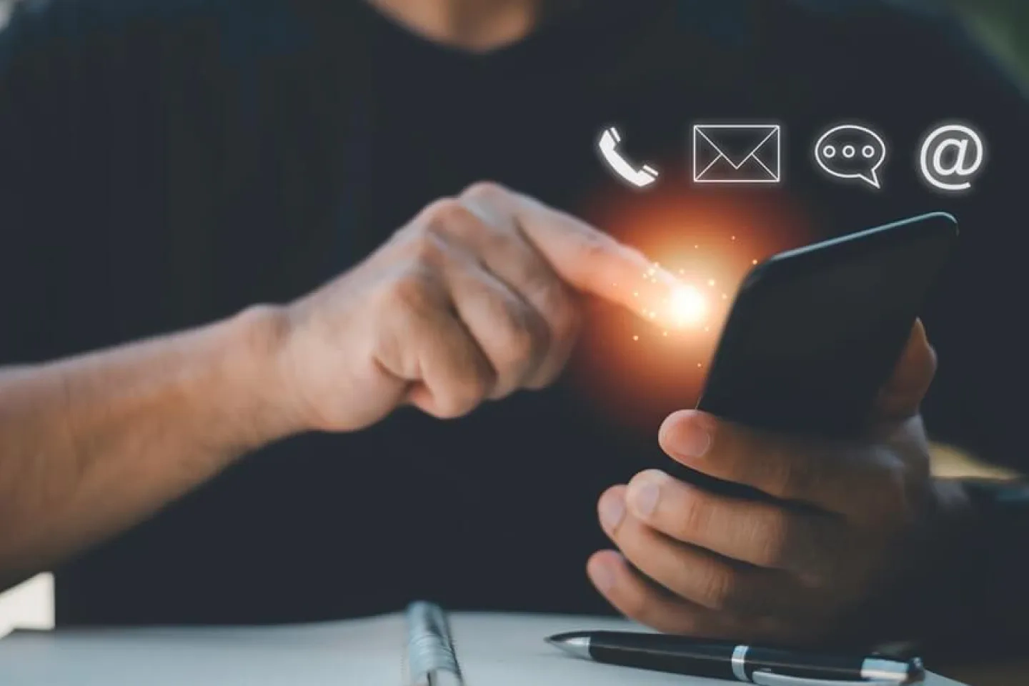 タブレットでデータを確認する人の写真