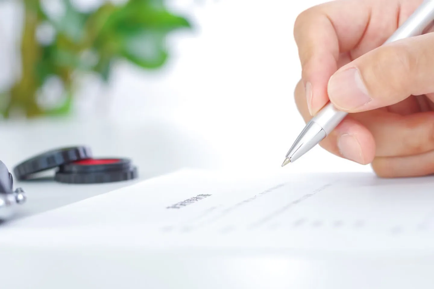 タブレットでデータを確認する人の写真