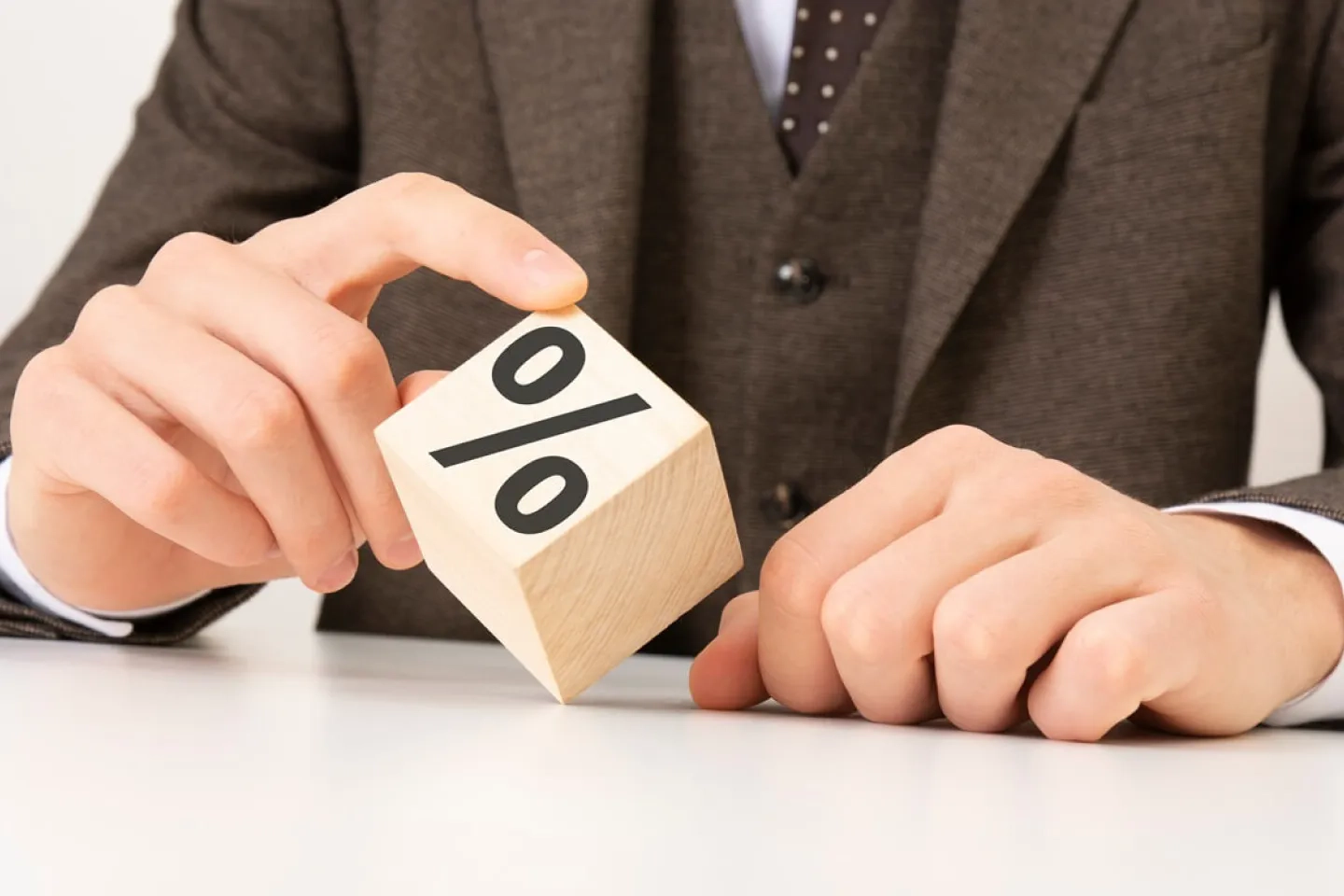 タブレットでデータを確認する人の写真