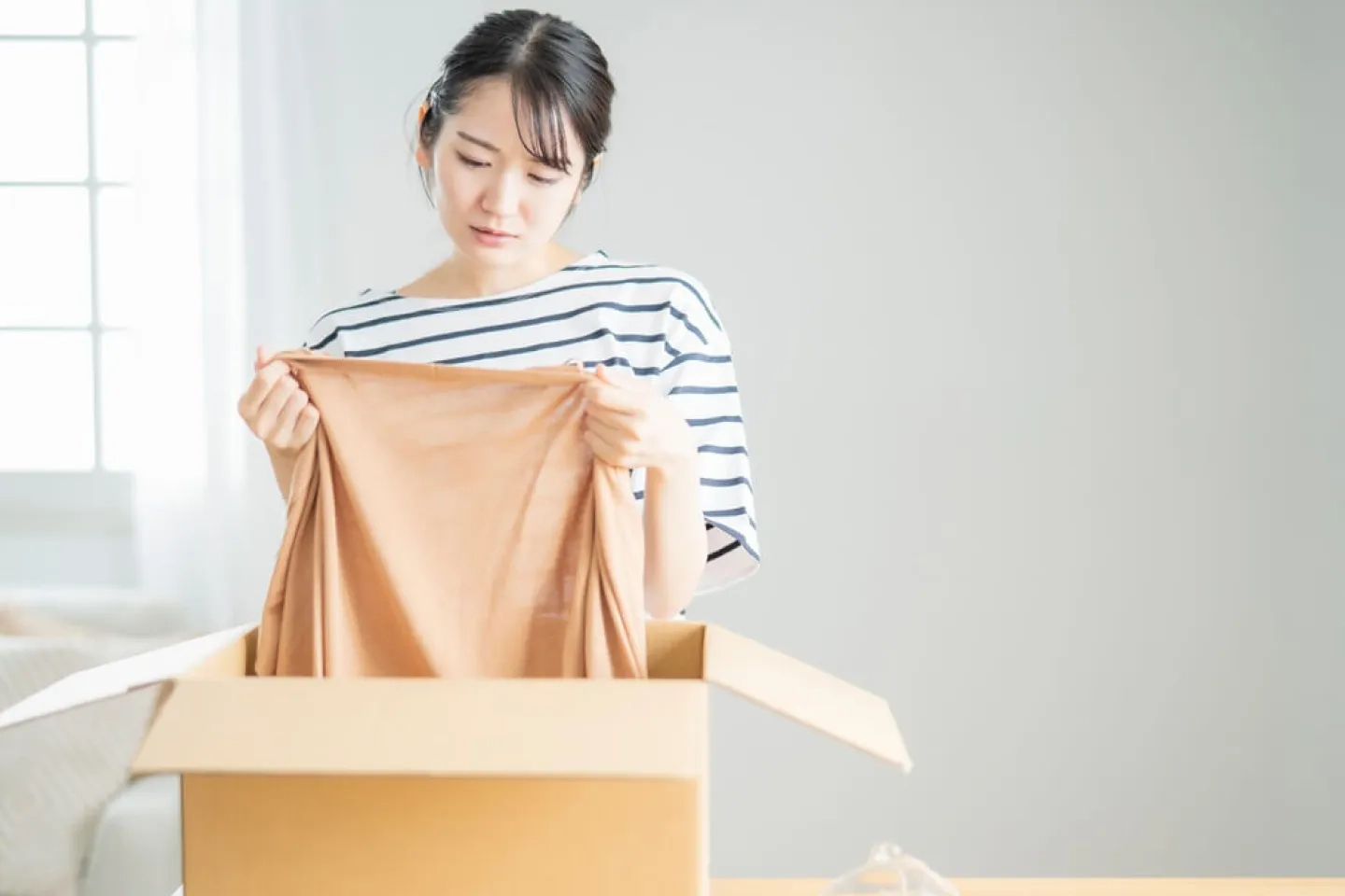 タブレットでデータを確認する人の写真