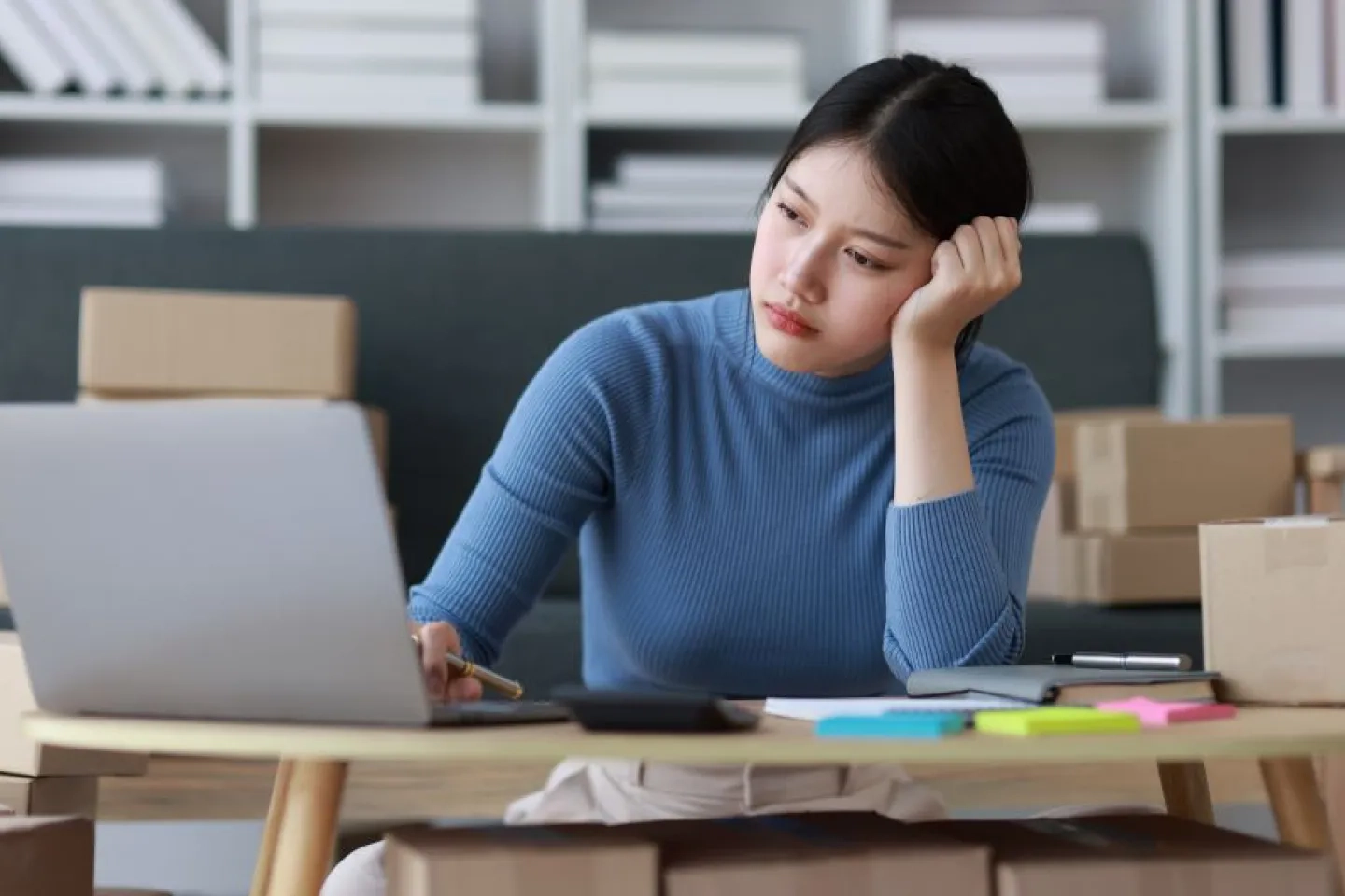 ECサイトの仕事をしている人の写真