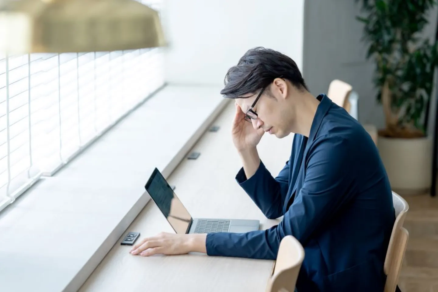 ECサイトの運営に悩む人の写真