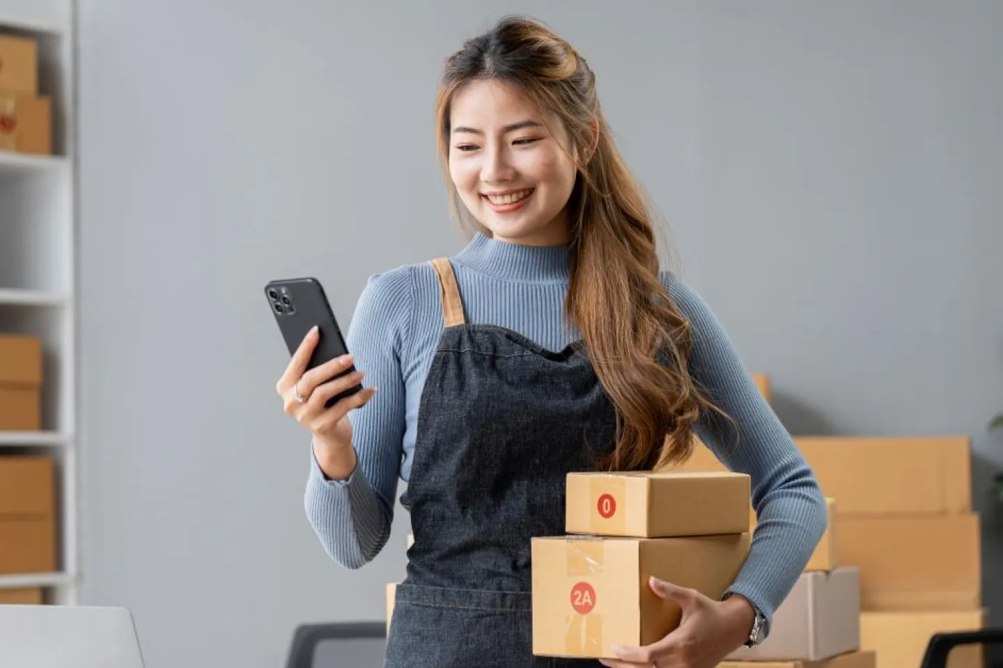 ECサイトの仕事をしている人の写真