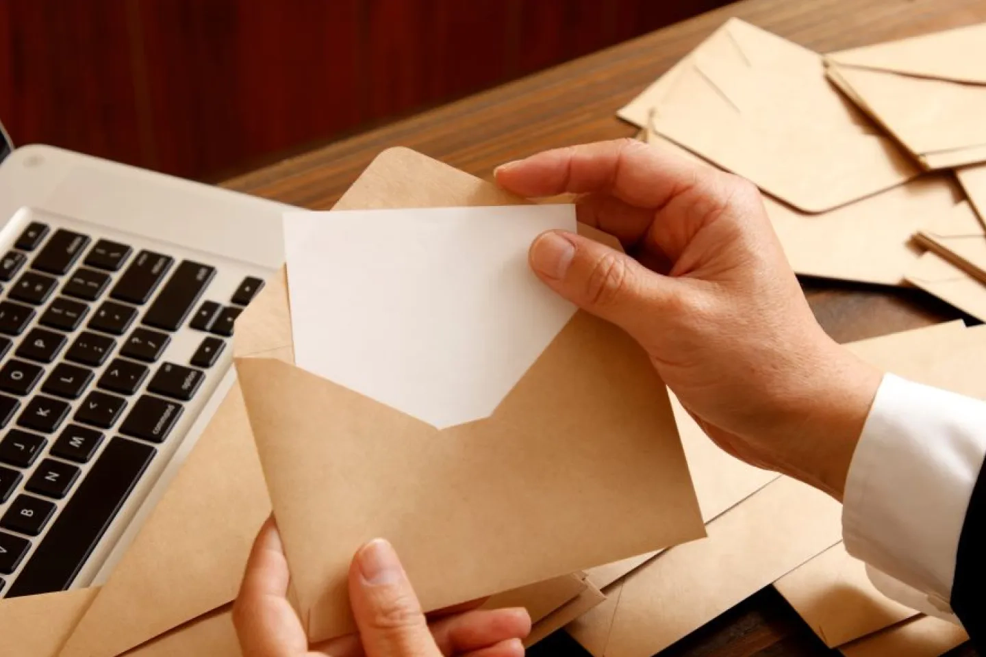 ECサイトの仕事をしている人の写真