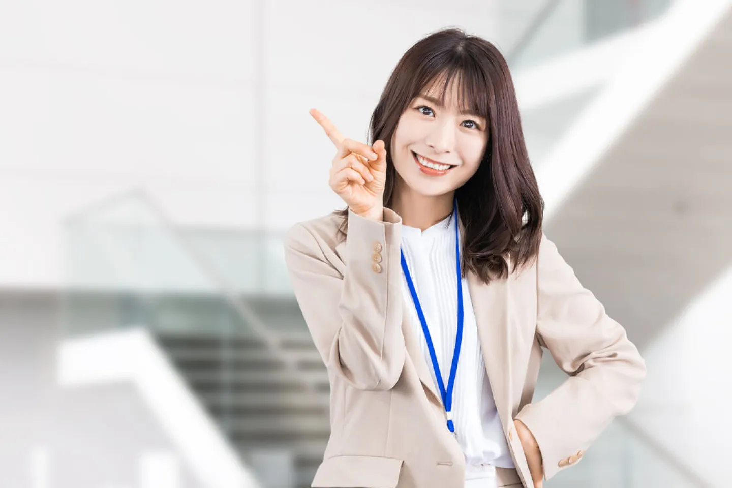 タブレットでデータを確認する人の写真