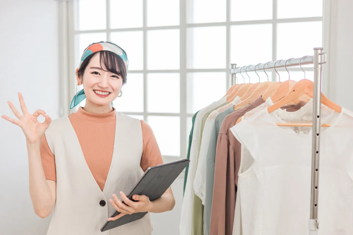 服屋で働く人の写真