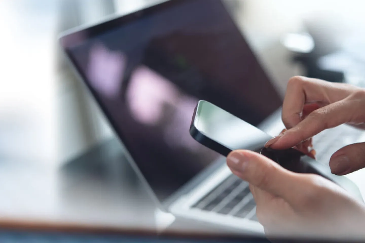 スマホを操作する人の写真