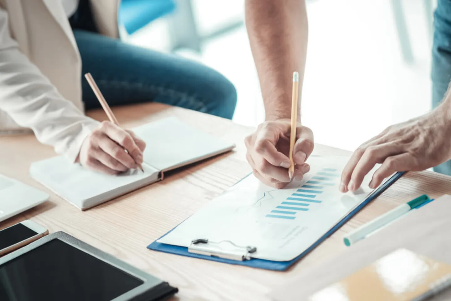 メモをする人の写真