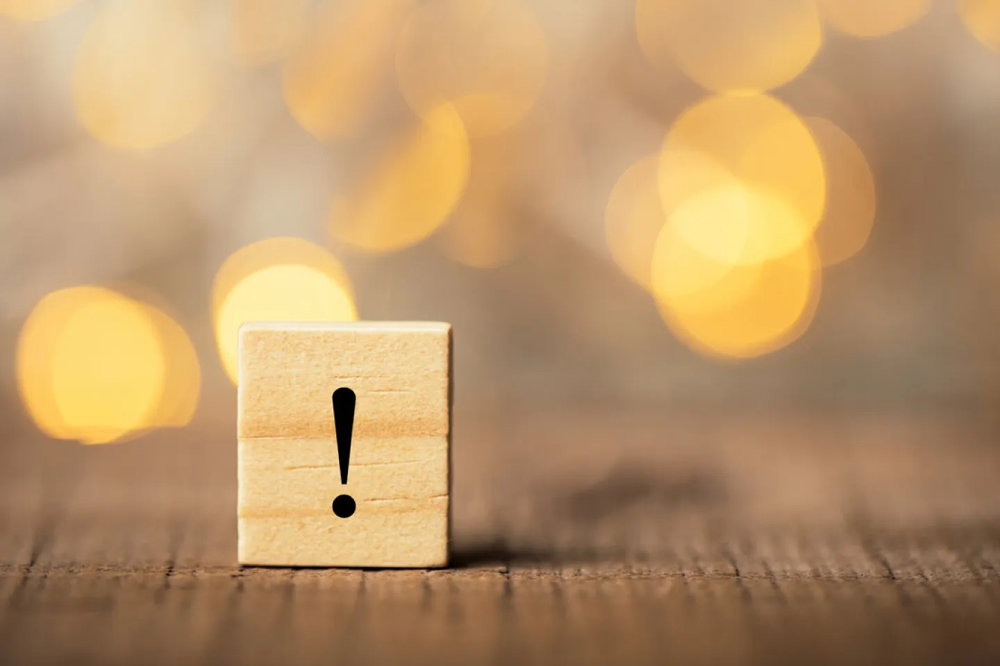 ビックリマークが記載されたブロックの写真