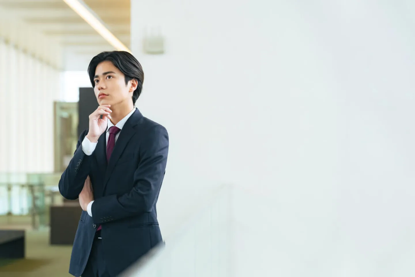 社内で考え事をしている人の写真