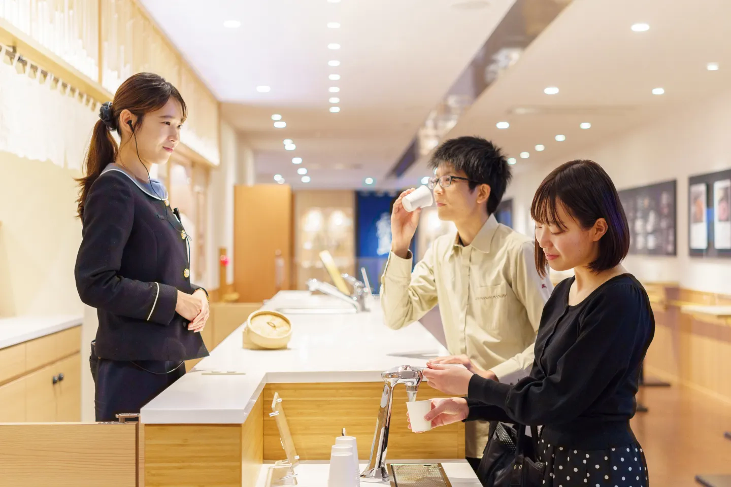 工場見学をしている人の写真