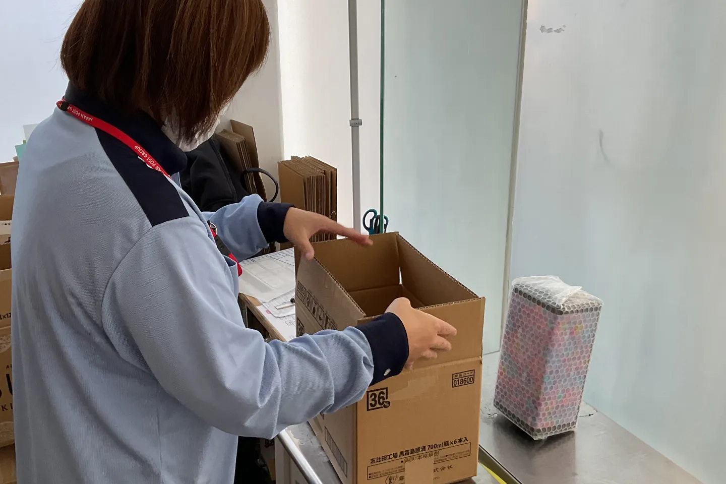 配送作業をしている人の写真