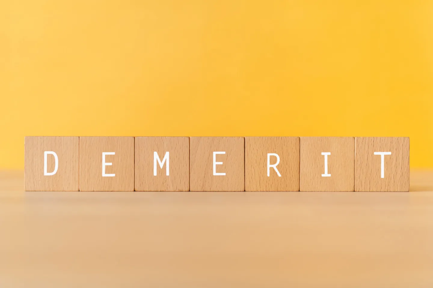 タブレットでデータを確認する人の写真