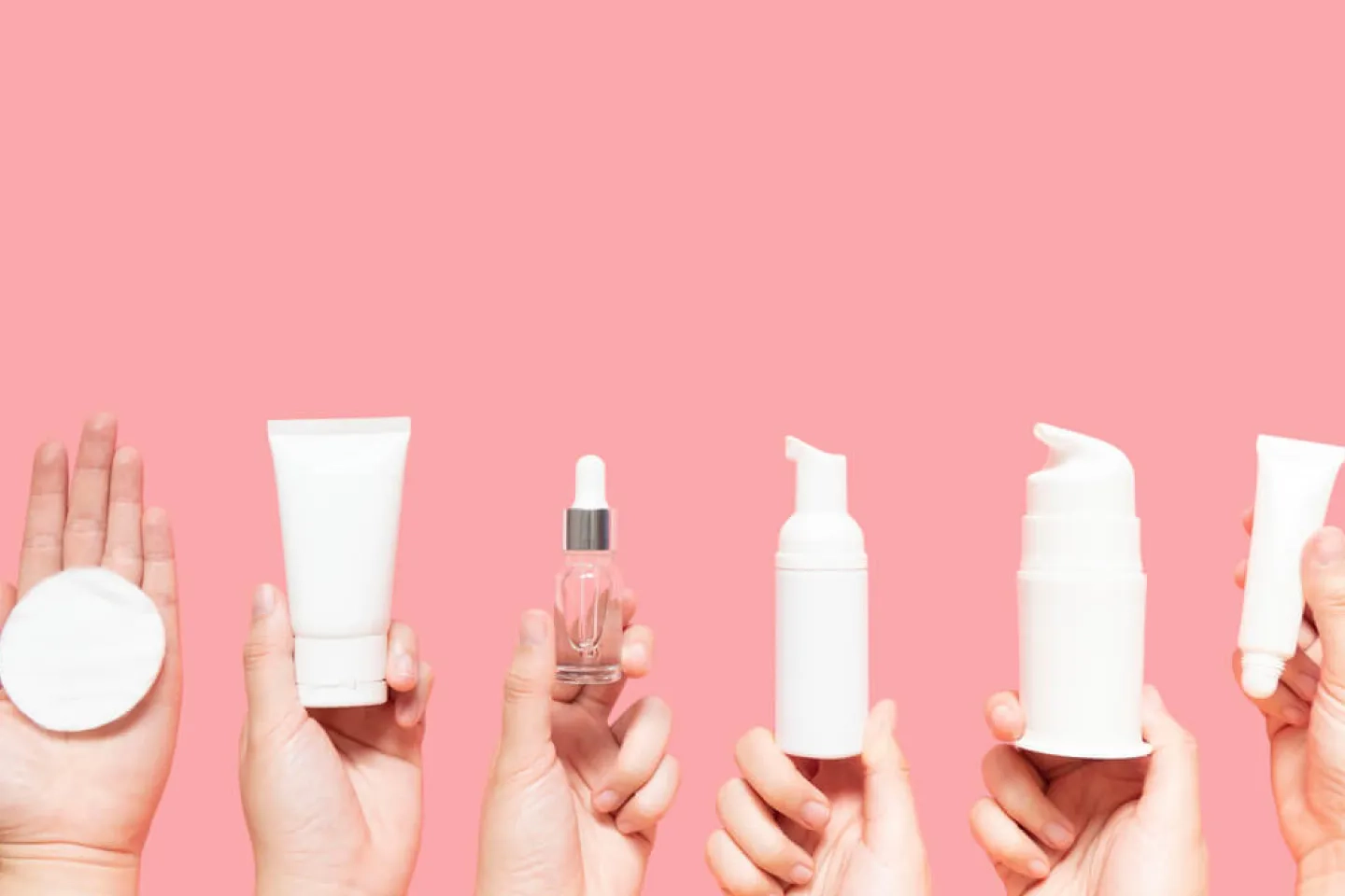 タブレットでデータを確認する人の写真