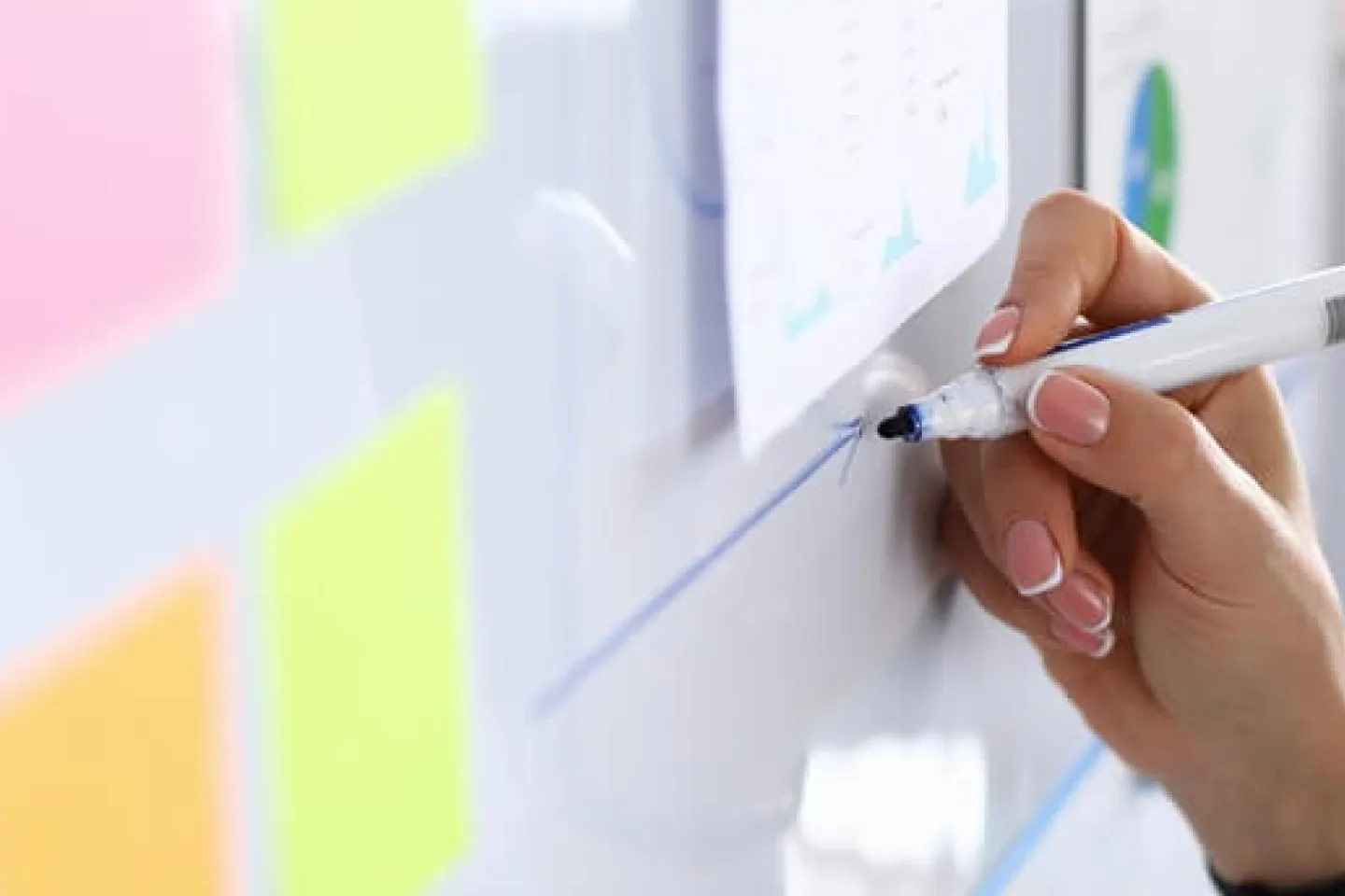 タブレットでデータを確認する人の写真