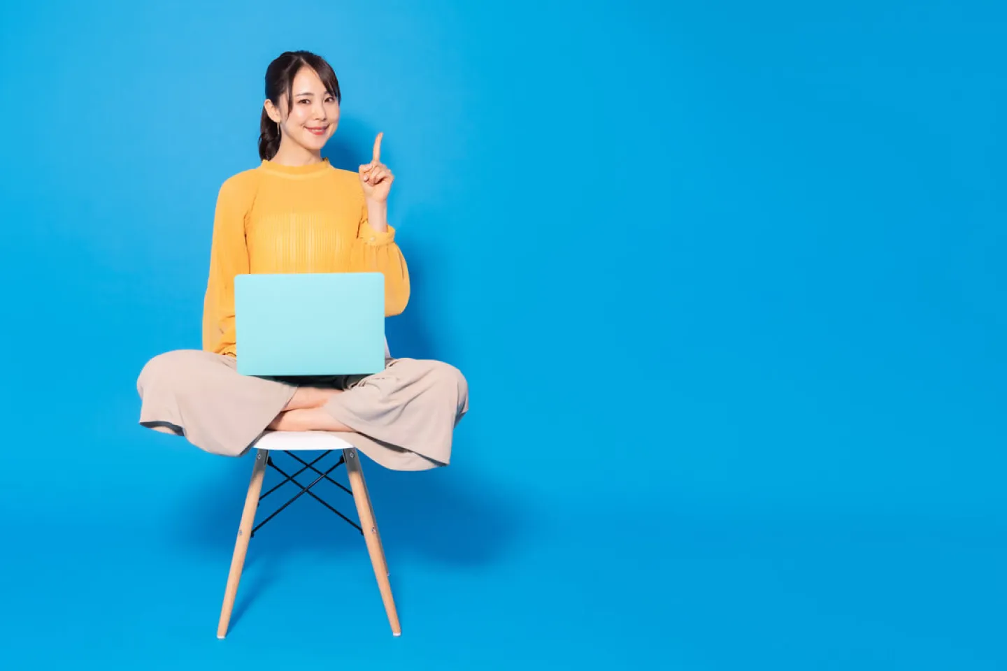 タブレットでデータを確認する人の写真