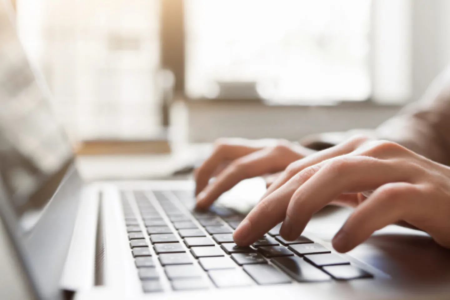 タブレットでデータを確認する人の写真