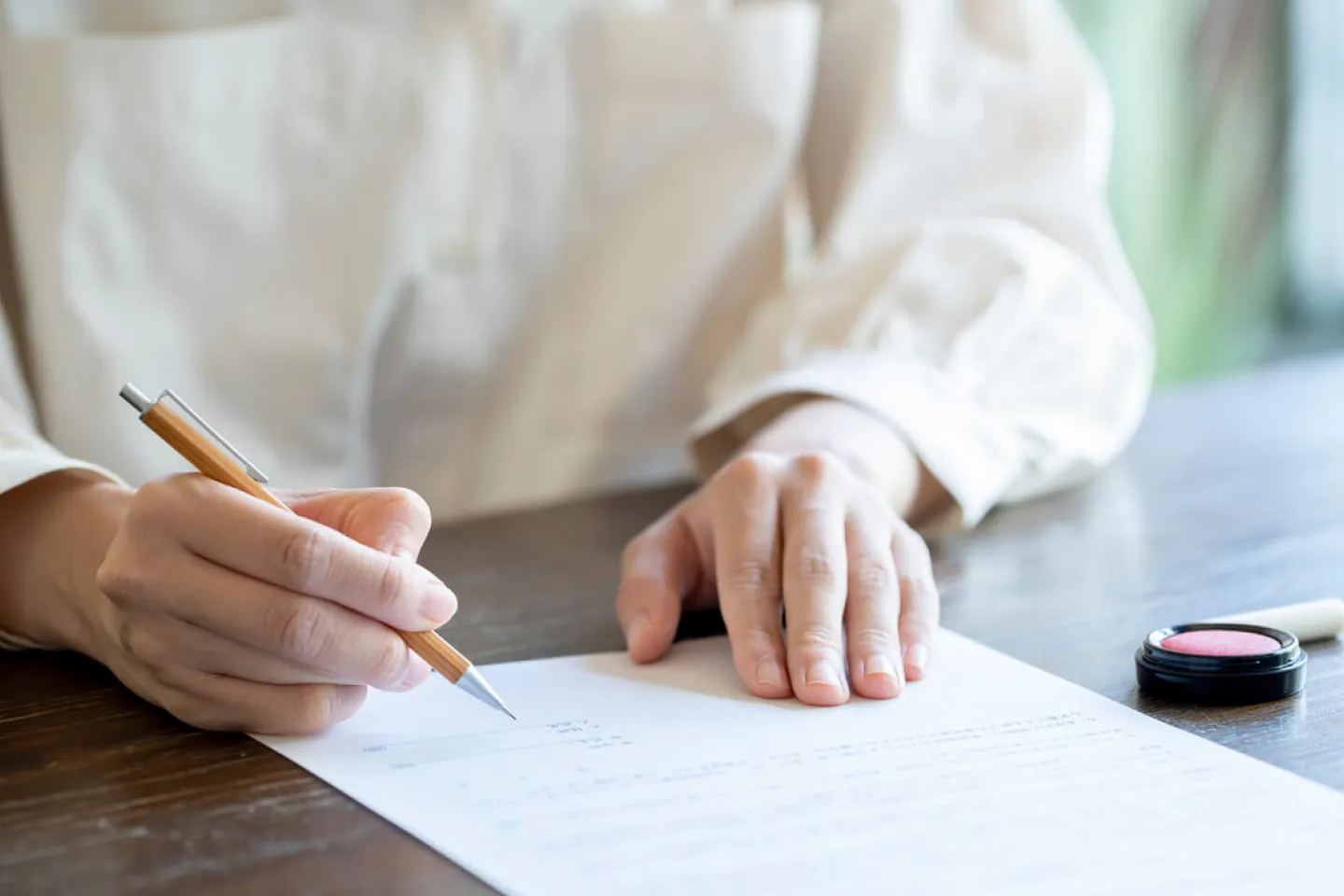 タブレットでデータを確認する人の写真