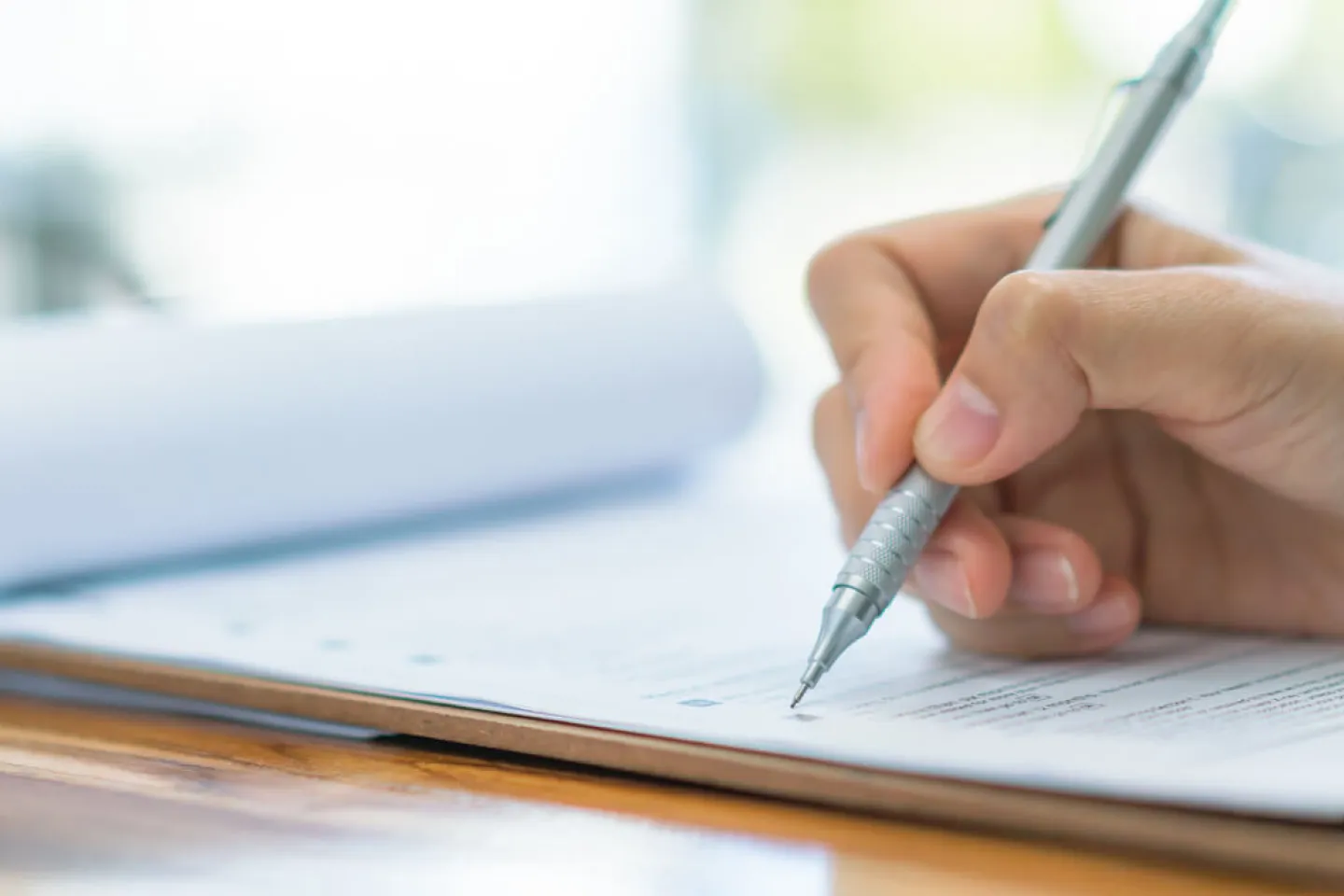 タブレットでデータを確認する人の写真