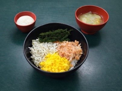 すじ青のりの彩り4色丼